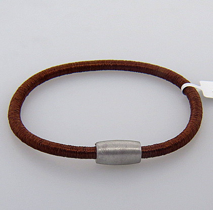 pulsera hilo simple chocolate con tonel blanco